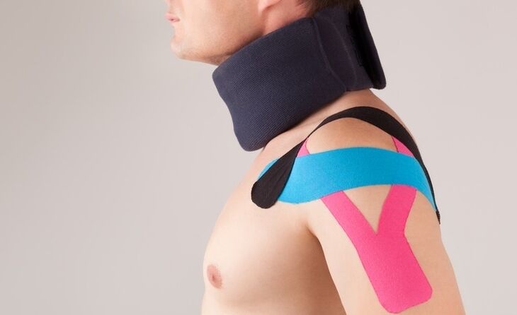 Ūminiu gimdos kaklelio osteochondrozės laikotarpiu reikia dėvėti specialią apykaklę